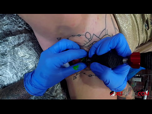 ❤️ Itin tatuiruota karšta Sully Savage gavo tatuiruotę ant savo klitorio ☑ Dulkinimo video prie porno lt.fashiontee.top